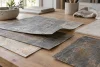 Des échantillons de feuille de pierre montrent leurs bords et une usure légère.